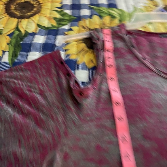 Ladies size 3X top. Peekaboo sleeves. - Picture 9 of 11